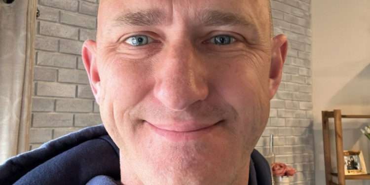 „Încătușați-mă, altfel iese rău”. Motivul pentru care un pilot a încercat să oprească motoarele unui avion în zbor și să-l doboare