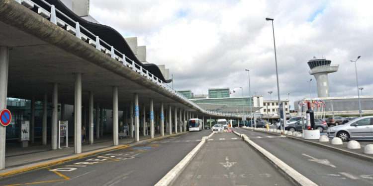 Alerte cu bombă în patru aeroporturi din Franța