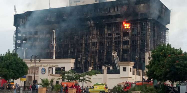 Incendiu uriaș în Egipt. Cel puțin 25 de persoane au fost rănite după ce o clădire a poliției a fost cuprinsă de flăcări