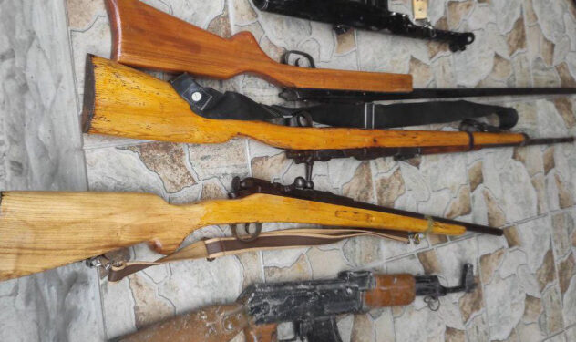 У жителя Рышканского района во время обыска нашли ружья и автомат Калашникова