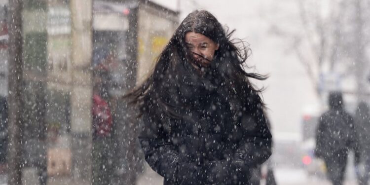 Снег и сильный ветер. В южных и центральных районах Молдовы объявили «оранжевый» код опасности