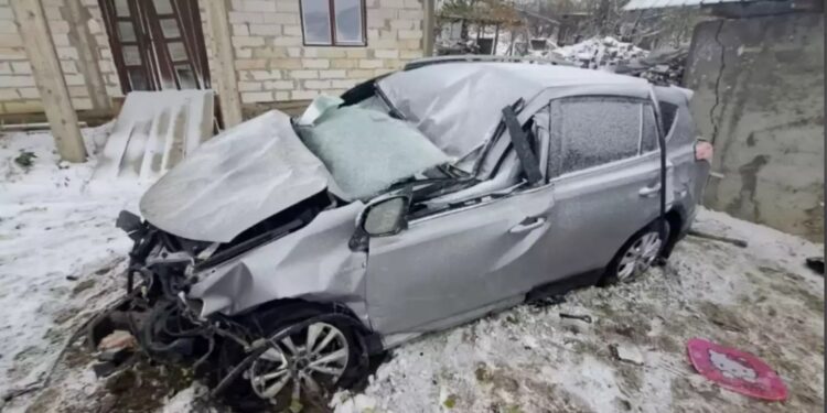 Водитель из Молдовы попала в аварию в Яссах. Ее автомобиль чуть не врезался в колонки на заправке