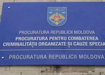 Двоих украинцев наказали за “помощь” соотечественникам нелегально въехать в Молдову