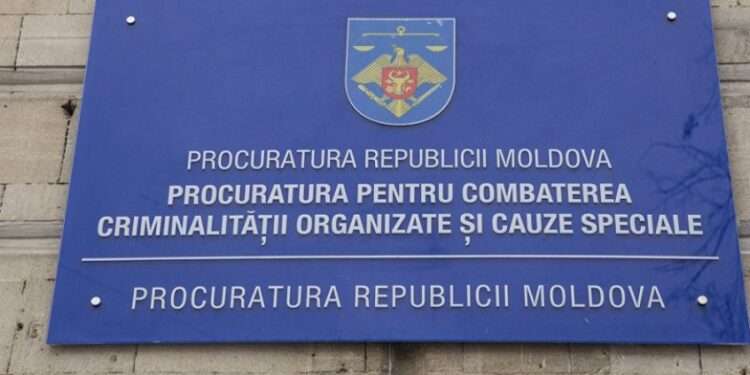 Двоих украинцев наказали за “помощь” соотечественникам нелегально въехать в Молдову