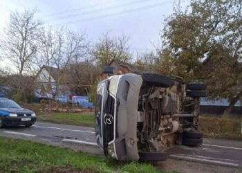 Пытался объехать собаку: в Григориополе перевернулся микроавтобус