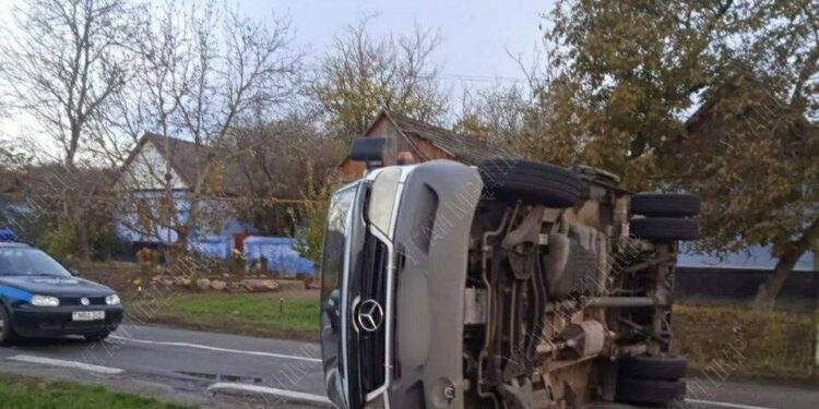 Пытался объехать собаку: в Григориополе перевернулся микроавтобус