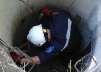 Упал по неосторожности: в Сороках спасатели вызволили из канализационного колодца мужчину