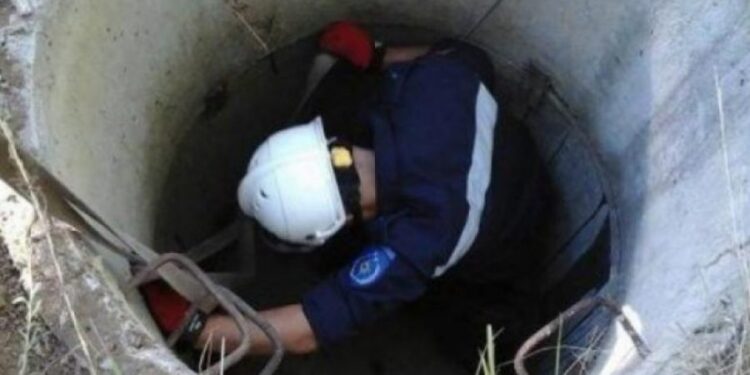 Упал по неосторожности: в Сороках спасатели вызволили из канализационного колодца мужчину