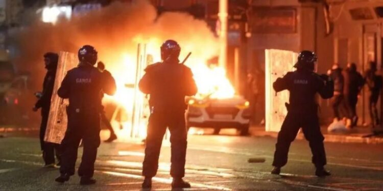 В Дублине произошли беспрецедентные беспорядки после ножевой атаки на детей