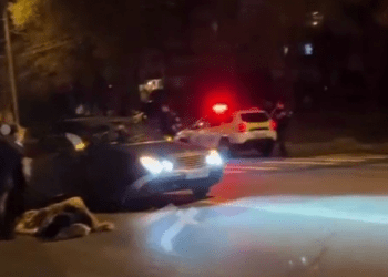Un tânăr, spitalizat, după ce a fost lovit de un Mercedes în capitală: Băiatul traversa strada regulamentar