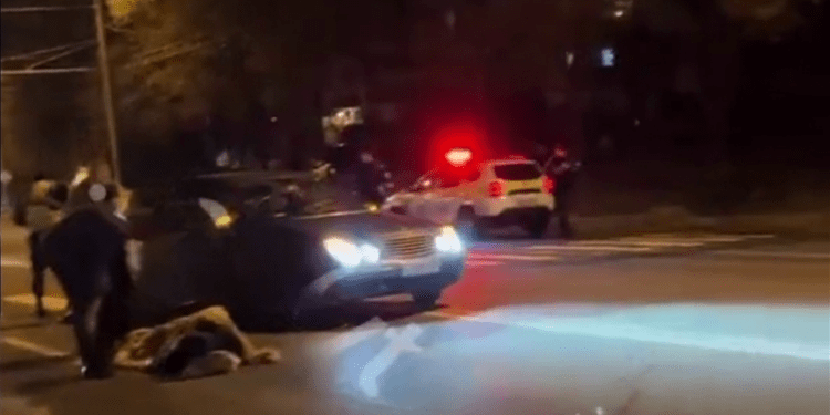 Un tânăr, spitalizat, după ce a fost lovit de un Mercedes în capitală: Băiatul traversa strada regulamentar