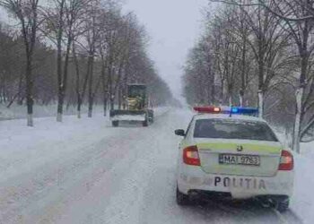 Ninge în țară: Starea drumurilor la această oră și avertismentul poliției pentru șoferi, dar și pentru părinți