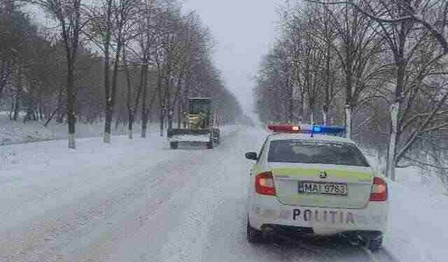 Ninge în țară: Starea drumurilor la această oră și avertismentul poliției pentru șoferi, dar și pentru părinți