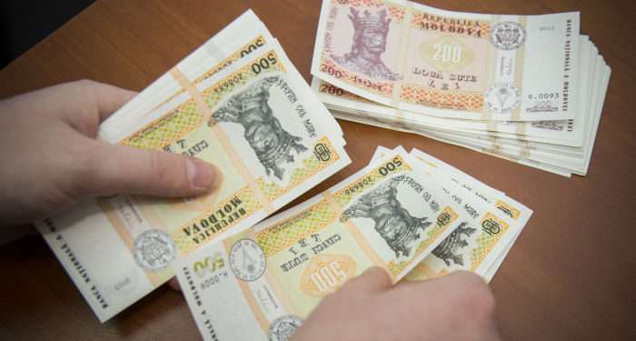 Angajații din administrațiile publice locale nu și-au primit salariile de câteva luni. Primarii bat alarma: Chiar nu mai avem putere, s-au terminat banii | VIDEO