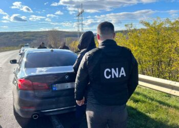 Doi polițiști ai serviciului Patrulare Ialoveni-Hîncești, reținuți de CNA: Ar fi primit 1.500 de euro de la un șofer