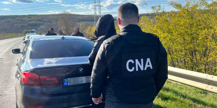Doi polițiști ai serviciului Patrulare Ialoveni-Hîncești, reținuți de CNA: Ar fi primit 1.500 de euro de la un șofer