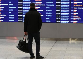 В московских аэропортах задерживают более 20 рейсов, шесть отменены