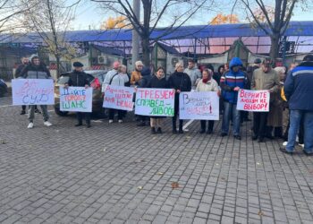 Сотрудников Апелляционной палаты Бельц, где сегодня рассмотрят вопрос об участии в выборах Арины Коршиковой, встретили флешмобом