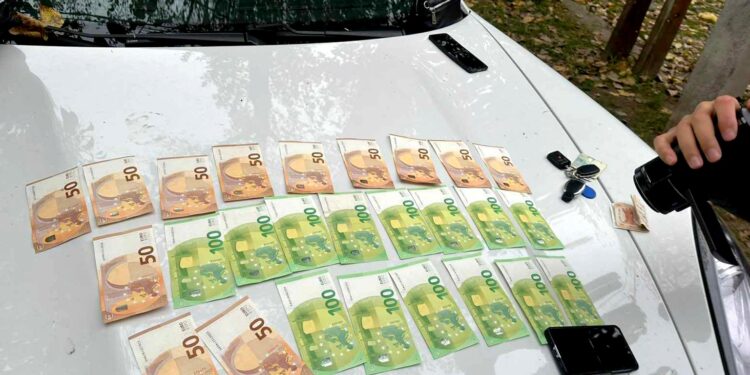 Un ofițer de investigații, reținut de CNA în flagrant. Ar fi pretins 2000 de euro de la un figurant pe o cauză penală