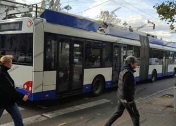 Ultima oră! Un troleibuz cumpărat recent de MAN s-a defectat în centrul capitalei. În zonă s-au format ambuteiaje
