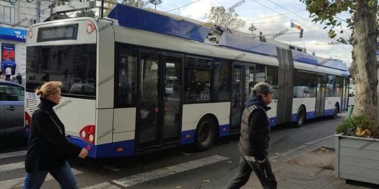 Ultima oră! Un troleibuz cumpărat recent de MAN s-a defectat în centrul capitalei. În zonă s-au format ambuteiaje