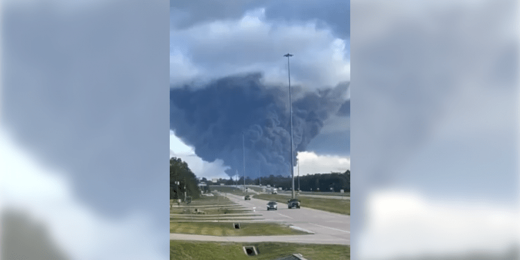 В США взорвался химический завод. Местные жители поделились видео