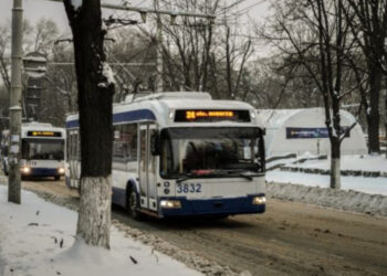 Ninsoarea „ia prin surpindere” circulația troleibuzelor în Capitală: Se atestă întârzieri de la orarul stabilit sau redirecționări ale rutelor