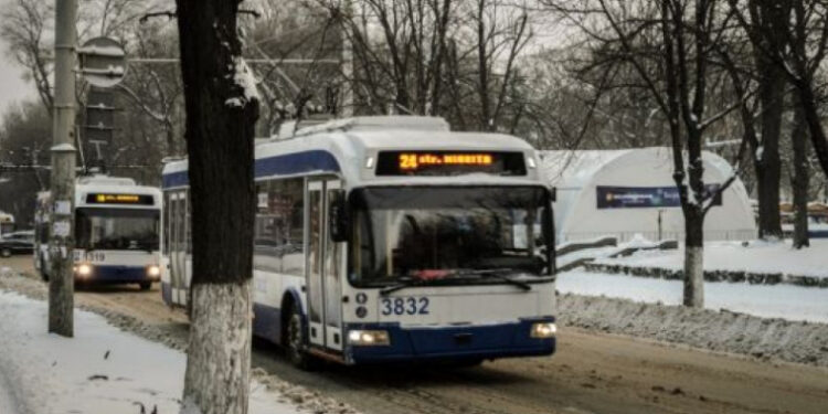 Ninsoarea „ia prin surpindere” circulația troleibuzelor în Capitală: Se atestă întârzieri de la orarul stabilit sau redirecționări ale rutelor