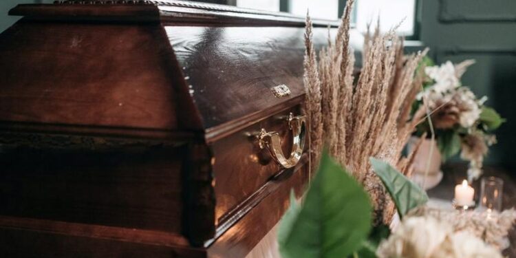 Caz șocant la Edineț: Un sicriu a ars în casă cu tot cu decedatul aflat în el