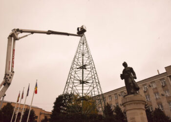 Илан Шор и команда готовят Оргеев к волшебному празднику: полным ходом идут работы по возведению самой высокой рождественской елки в стране