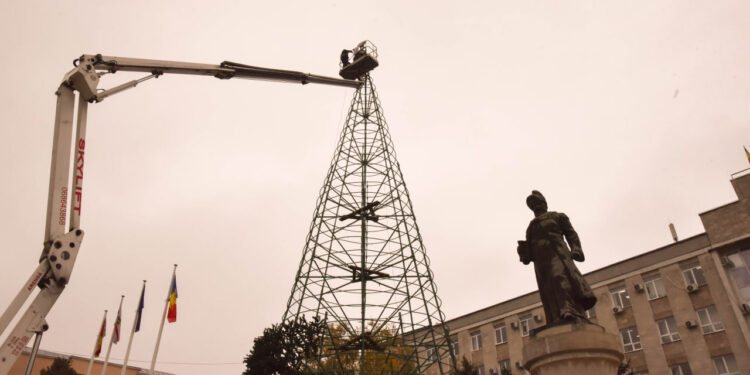 Илан Шор и команда готовят Оргеев к волшебному празднику: полным ходом идут работы по возведению самой высокой рождественской елки в стране