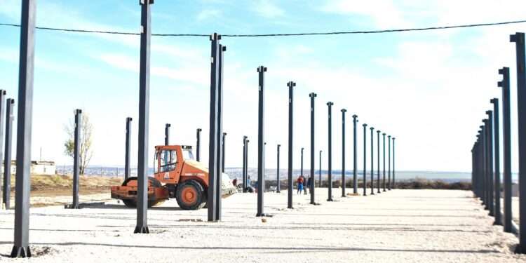 În apropierea Capitalei a început construcția unei noi baze militare. Acțiunea este văzut cu ochi răi de către localnici: „Să le stea în gât… nu avem pe ce să trăim, dar ei construiesc baze militare, se înarmează” | VIDEO