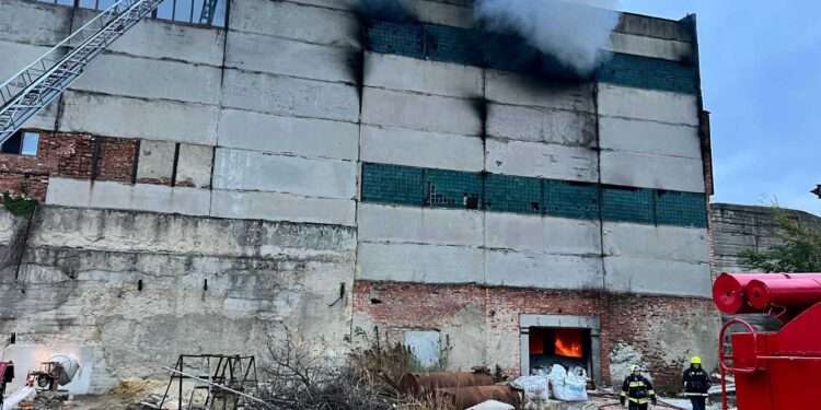 Incediu de proporții la un depozit din Bălți: A fost solicitată tehnică din cadrul forțelor armate