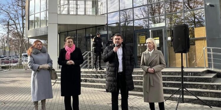 Cu protest la ușă, Curtea de Apel Chișinău a respins contestarea partidului „Șansă” privind scoaterea din cursa electorală | VIDEO