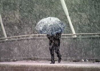 Alertă de vreme rea în weekend: Ne așteaptă ploi cu transformare în lapoviță și ninsoare, iar pe drum se va forma ghețuș | VIDEO