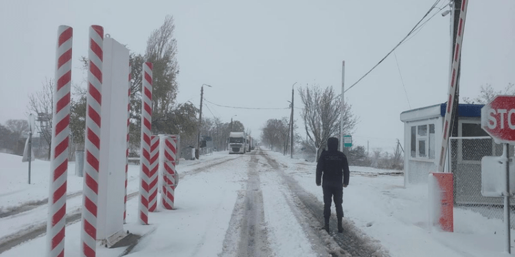 Restricții severe la frontiere: Traficul de camioane oprit între Moldova și România