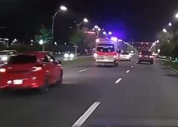 Un şofer, surprins cum se deplasează cu viteză după o ambulanță, apoi virează periculos printre maşini: Poliția l-a identificat. Ce riscă