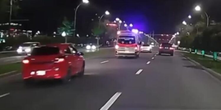 Un şofer, surprins cum se deplasează cu viteză după o ambulanță, apoi virează periculos printre maşini: Poliția l-a identificat. Ce riscă