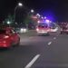 Un şofer, surprins cum se deplasează cu viteză după o ambulanță, apoi virează periculos printre maşini: Poliția l-a identificat. Ce riscă