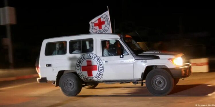 ХАМАС освободил вторую группу заложников. В нее вошли 13 израильтян и несколько иностранцев