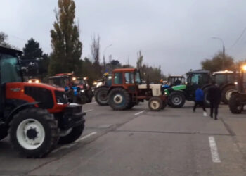 Fermierii au blocat circulația rutieră pe șoseaua Hîncești, dar și în orășelul Sîngera: „Nu plecăm până când nu se hotărăște ceva”. Ce spun autoritățile, dar și poliția | VIDEO