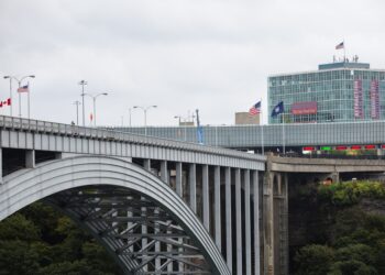 Мост через Ниагарский водопад закрыли из-за взрыва | FOTO/VIDEO