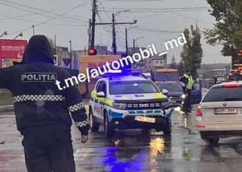 O mașină de poliție, boțită într-un accident rutier, pe Calea Orheiului: Circulația în regiune, îngreunată