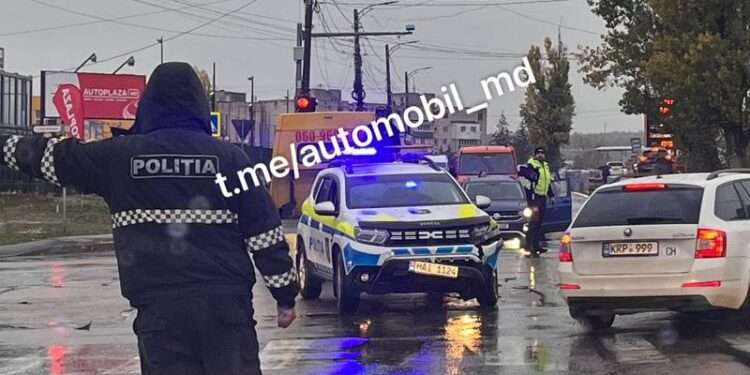 O mașină de poliție, boțită într-un accident rutier, pe Calea Orheiului: Circulația în regiune, îngreunată