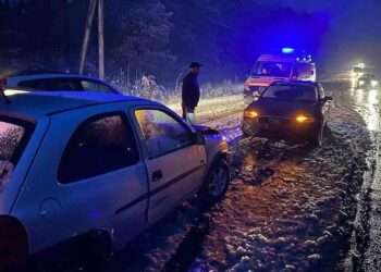 Atenție la drum: O șoferiță a pierdut controlul volanului și a intrat într-un alt automobil, ce staționa pe acostament, la Condrița