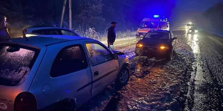 Atenție la drum: O șoferiță a pierdut controlul volanului și a intrat într-un alt automobil, ce staționa pe acostament, la Condrița