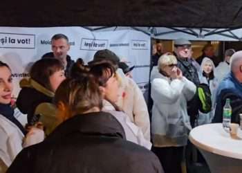 Mese festive cu buchețele mici de flori și șampanie: Conducerea și membrii PAS, huiduiți de susținătorii Partidului ”Șansă”, chiar în fața sediului | VIDEO