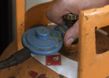 Explozie într-un bloc din Galați din cauza unui furtun necuplat bine la aragaz. O femeie, în stare gravă la spital