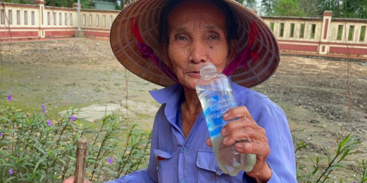 O femeie susține că de 50 de ani trăiește doar cu apă și sucuri îndulcite și că se simte foarte bine