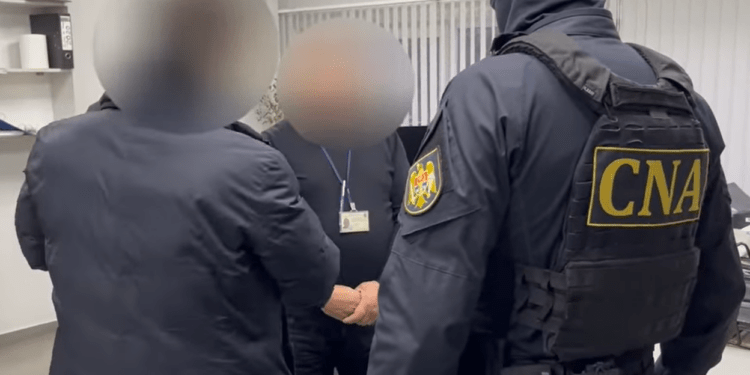 Interceptări: Detalii în dosarul permiselor de conducere de la Bălți. Peste 70 mii dolari, ridicați în urma perchezițiilor